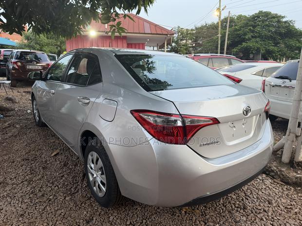 Toyota Corolla LE 4dr Sedan (1.8L 4cyl CVT) 2015 Silver photo 2