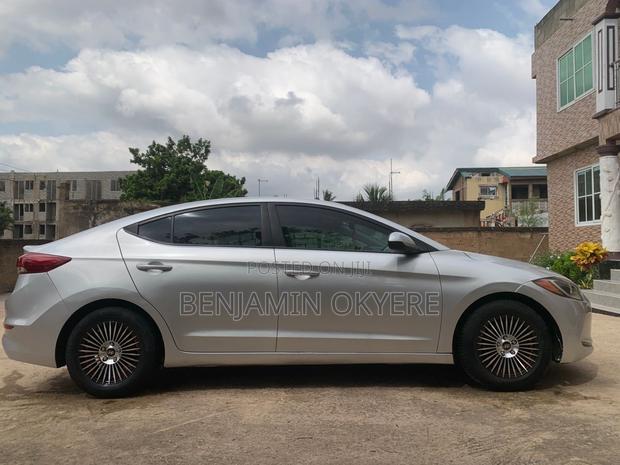 Hyundai Elantra 2017 Silver photo 2