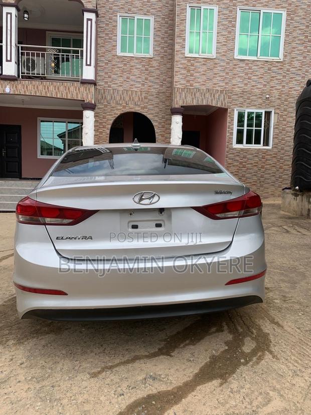 Hyundai Elantra 2017 Silver photo 3