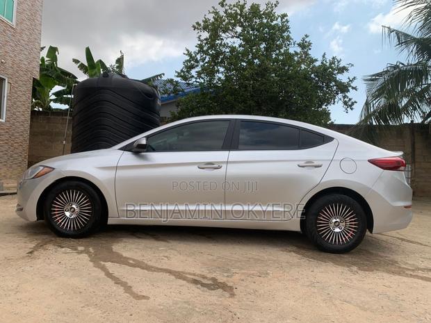 Hyundai Elantra 2017 Silver photo 4