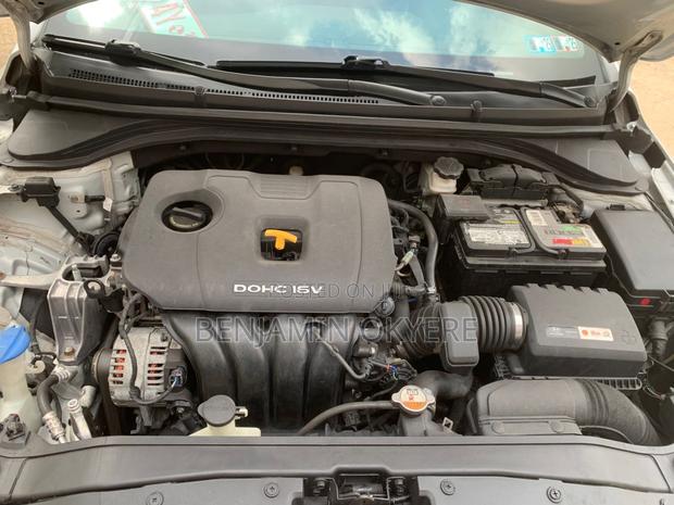 Hyundai Elantra 2017 Silver photo 8