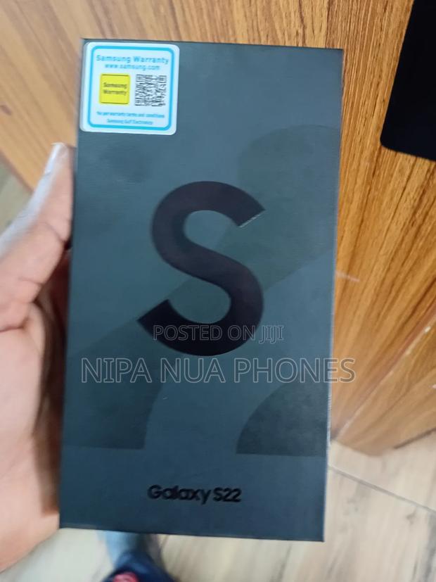 New Samsung Galaxy S22 5G 128 GB Gold