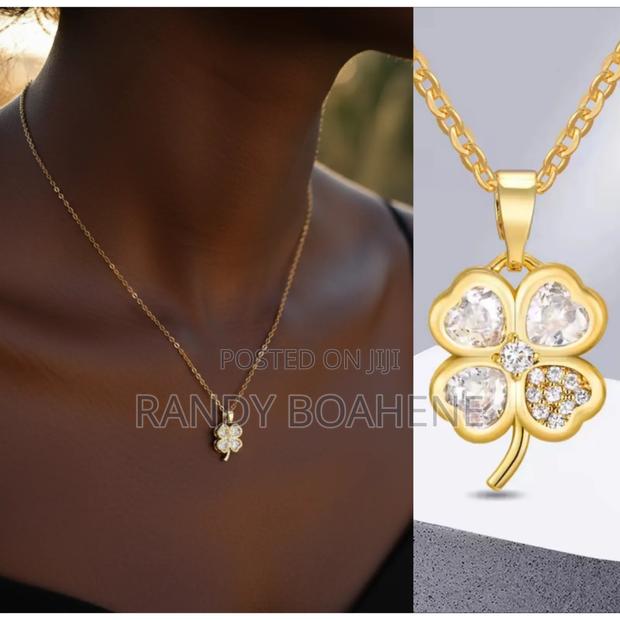 Dainty Leaf Necklace for Women · Photo 3