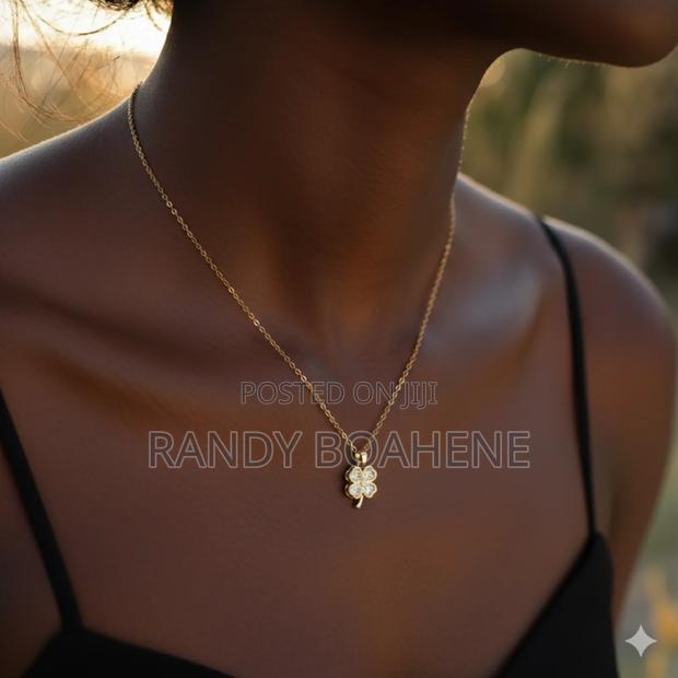 Dainty Leaf Necklace for Women · Photo 4