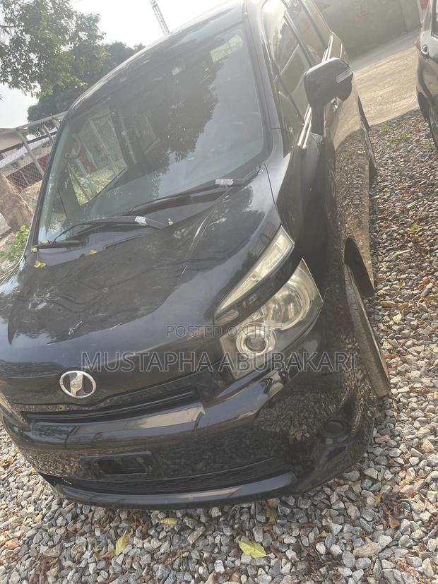 Toyota Voxy 2010 Black
