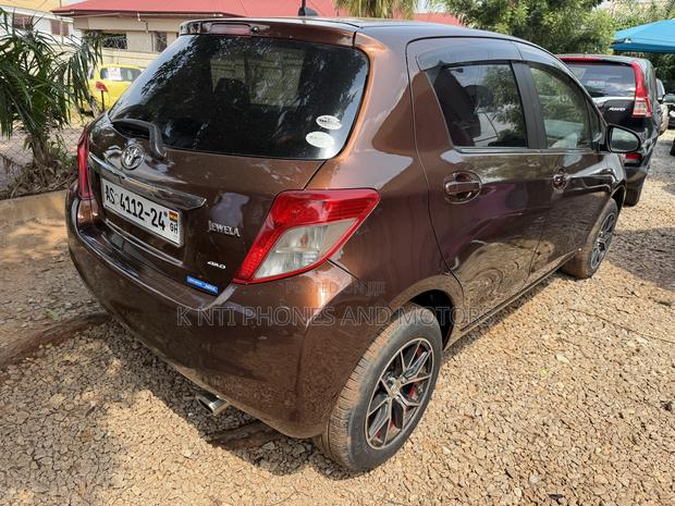 Toyota Vitz 1.3 AWD 5dr 2013 Brown
