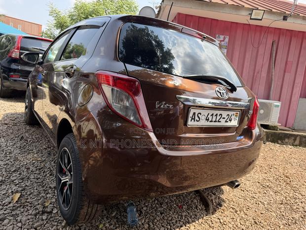 Toyota Vitz 1.3 AWD 5dr 2013 Brown photo 3