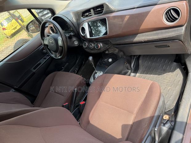 Toyota Vitz 1.3 AWD 5dr 2013 Brown photo 2