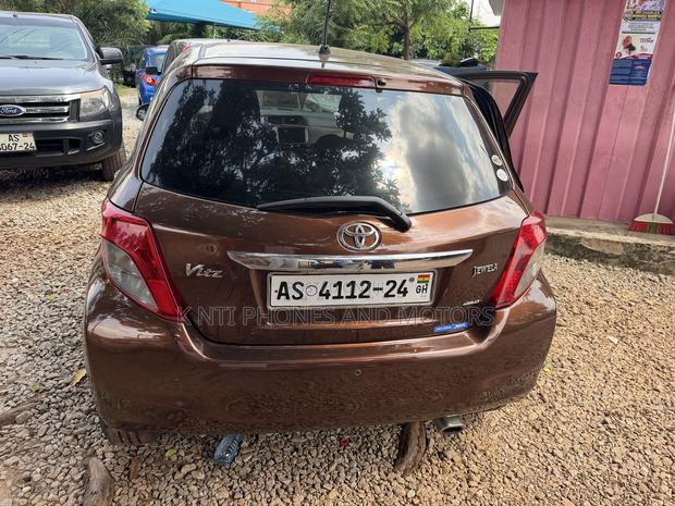 Toyota Vitz 1.3 AWD 5dr 2013 Brown photo 4