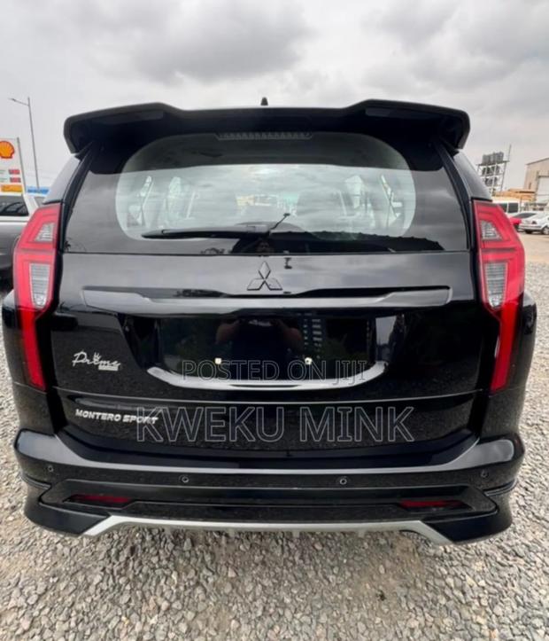 New Mitsubishi Pajero 2023 Black photo 4
