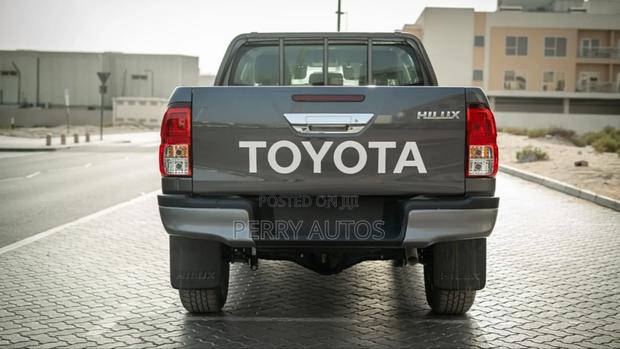 New Toyota Hilux 2024 Black photo 2