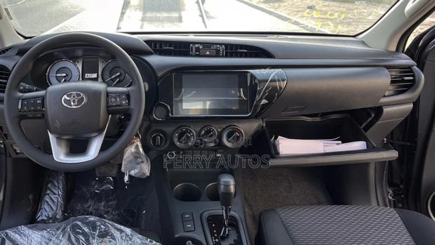 New Toyota Hilux 2024 Black photo 4