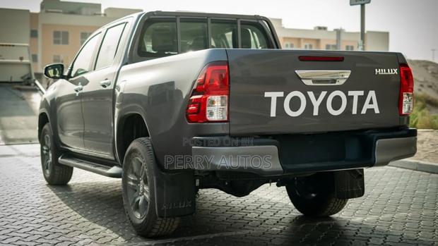 New Toyota Hilux 2024 Black photo 5