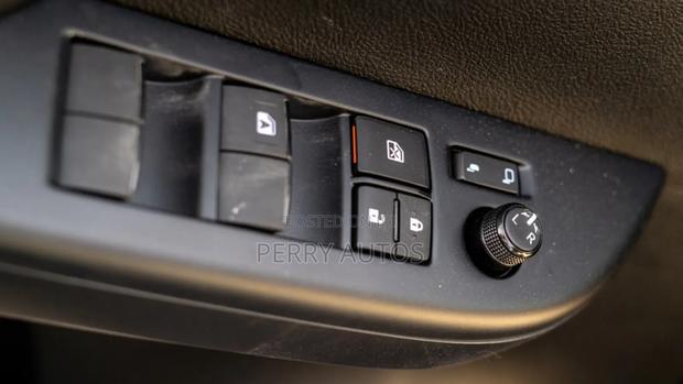 New Toyota Hilux 2024 Black photo 6