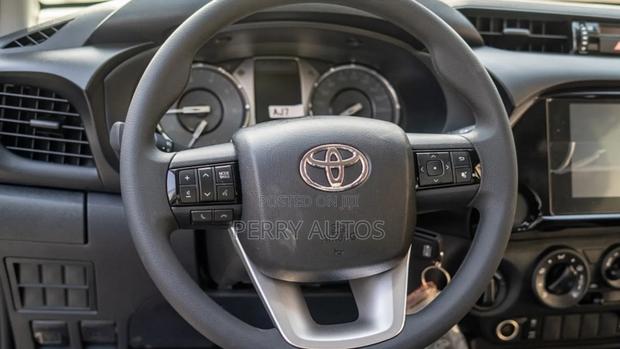 New Toyota Hilux 2024 Black photo 7