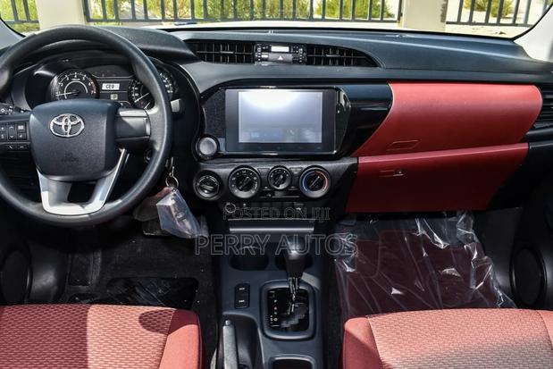 New Toyota Hilux 2025 White photo 2