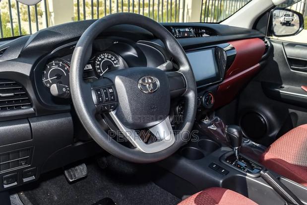 New Toyota Hilux 2025 White photo 3