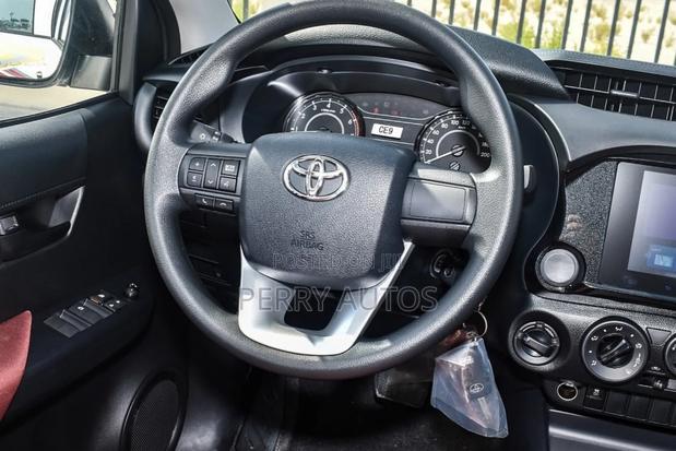 New Toyota Hilux 2025 White photo 4