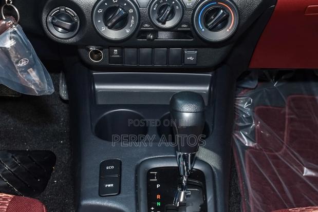 New Toyota Hilux 2025 White photo 5