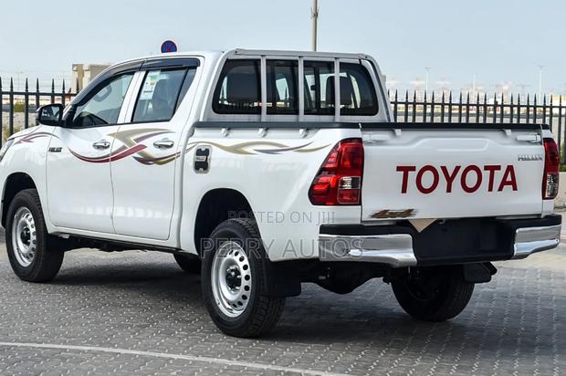 New Toyota Hilux 2025 White photo 6