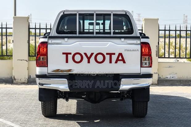 New Toyota Hilux 2025 White photo 7