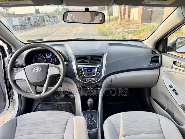 Hyundai Accent SE Sedan 2016 White photo 4