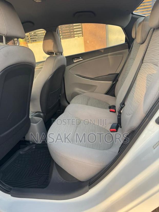 Hyundai Accent SE Sedan 2016 White photo 6