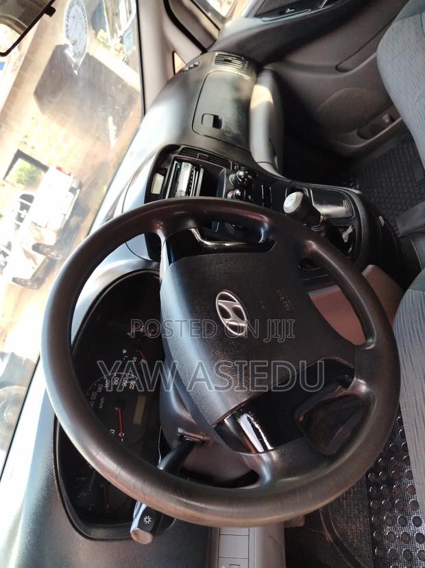 Hyundai H1 2009 Grey photo 11