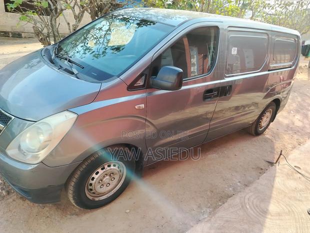 Hyundai H1 2009 Grey photo 2