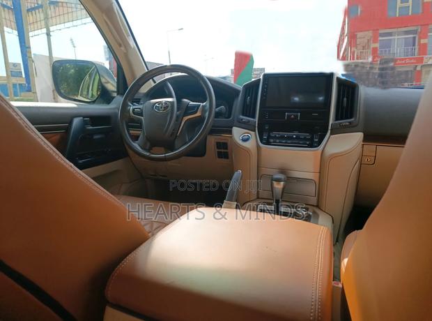 Toyota Land Cruiser 2021 White photo 9