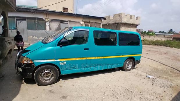 Toyota HiAce 2012 Green photo 2