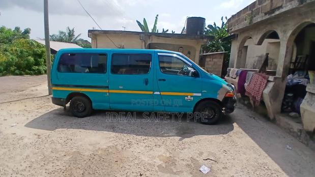 Toyota HiAce 2012 Green photo 3