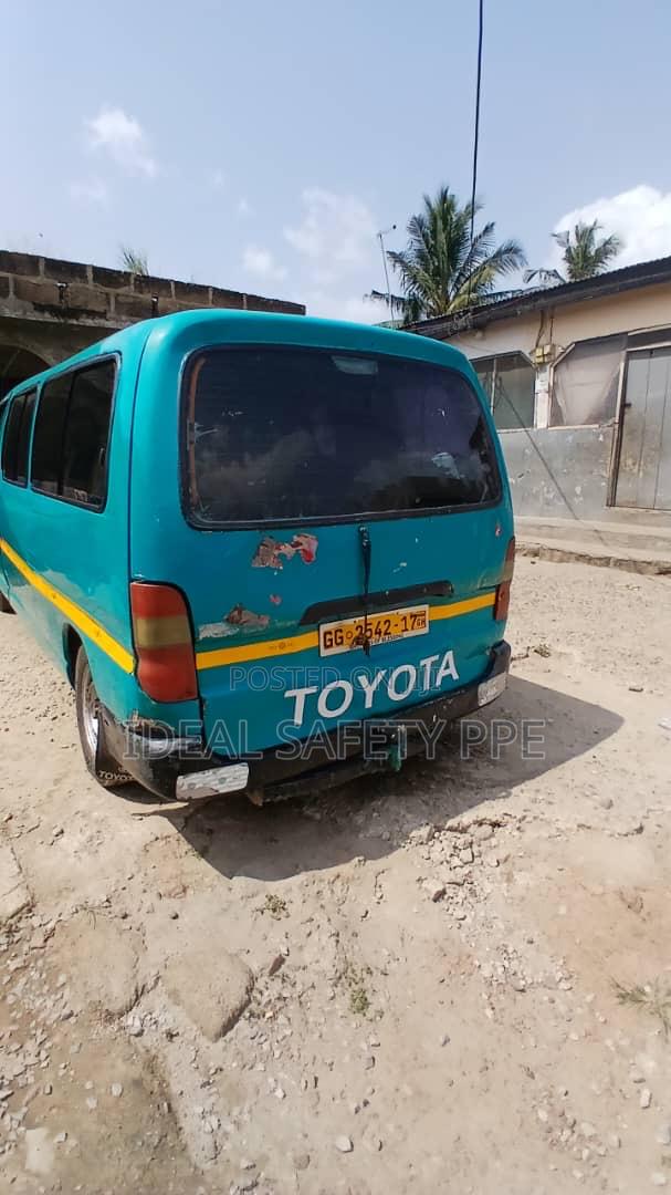 Toyota HiAce 2012 Green photo 5
