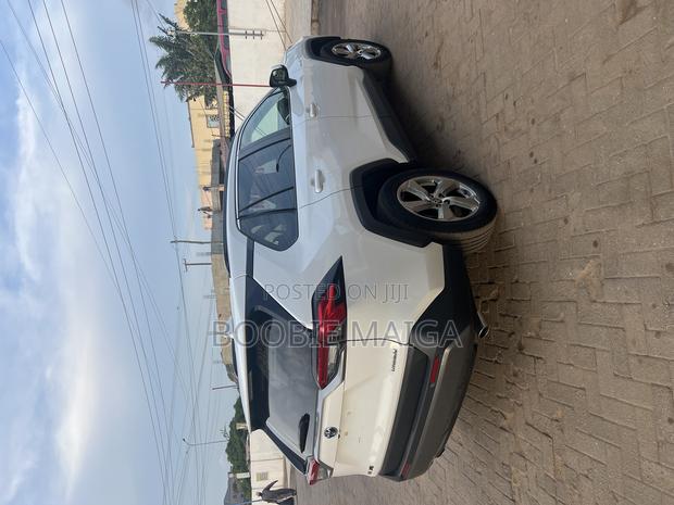 Toyota RAV4 Hybrid 2020 White photo 6