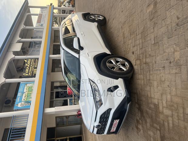 Toyota RAV4 Hybrid 2020 White photo 3
