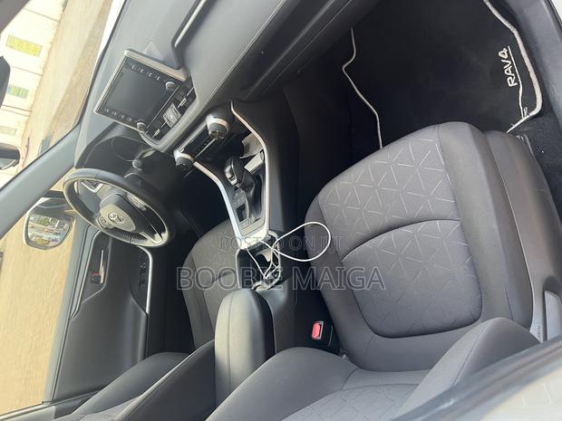 Toyota RAV4 Hybrid 2020 White photo 4