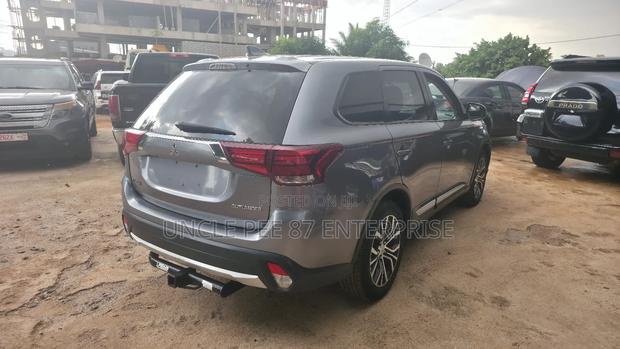 Mitsubishi Outlander SE FWD 2018 Gray photo 2