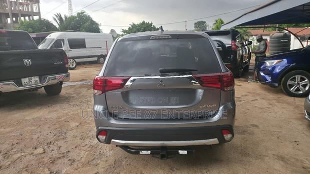 Mitsubishi Outlander SE FWD 2018 Gray photo 4