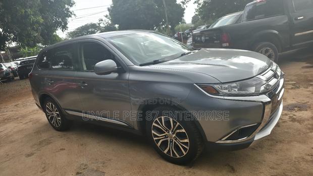 Mitsubishi Outlander SE FWD 2018 Gray photo 6
