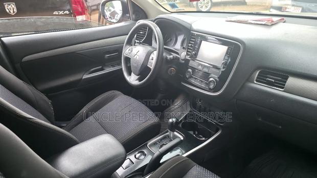 Mitsubishi Outlander SE FWD 2018 Gray photo 7