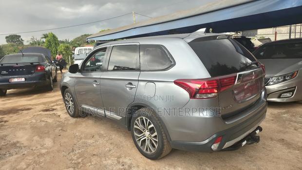 Mitsubishi Outlander SE FWD 2018 Gray photo 9