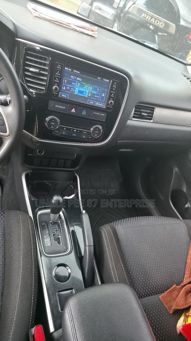 Mitsubishi Outlander SE FWD 2018 Gray photo 11