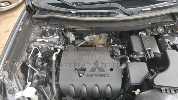 Mitsubishi Outlander SE FWD 2018 Gray photo 12