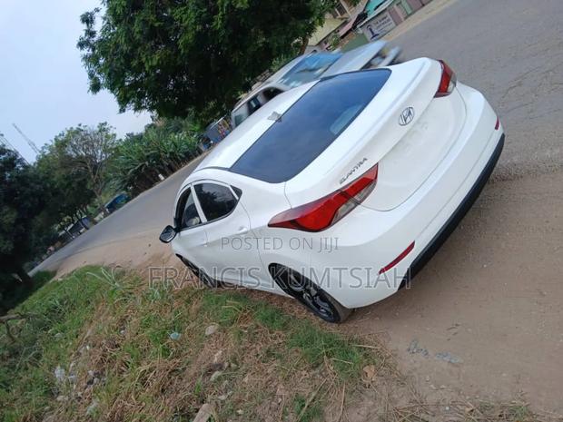 Hyundai Elantra Limited 4dr Sedan (1.8L 4cyl 6A) 2014 White photo 5