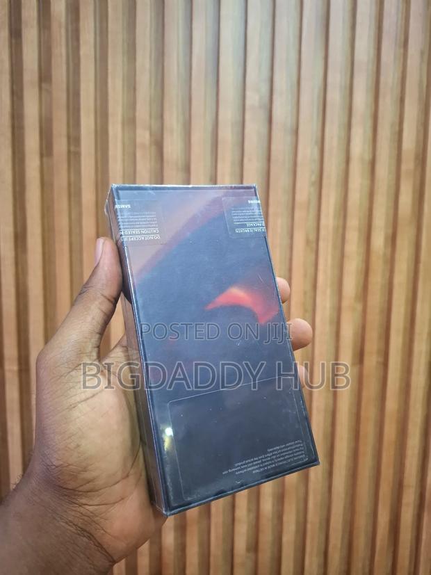 New Samsung Galaxy S22 5G 128 GB Black photo 3