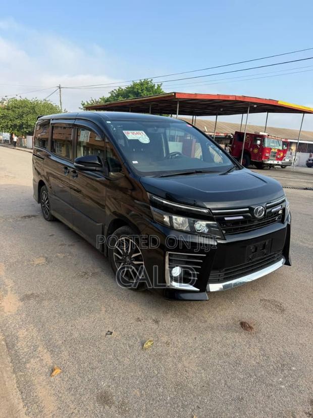 Toyota Voxy 2016 White photo 2