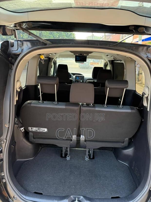 Toyota Voxy 2016 White photo 3