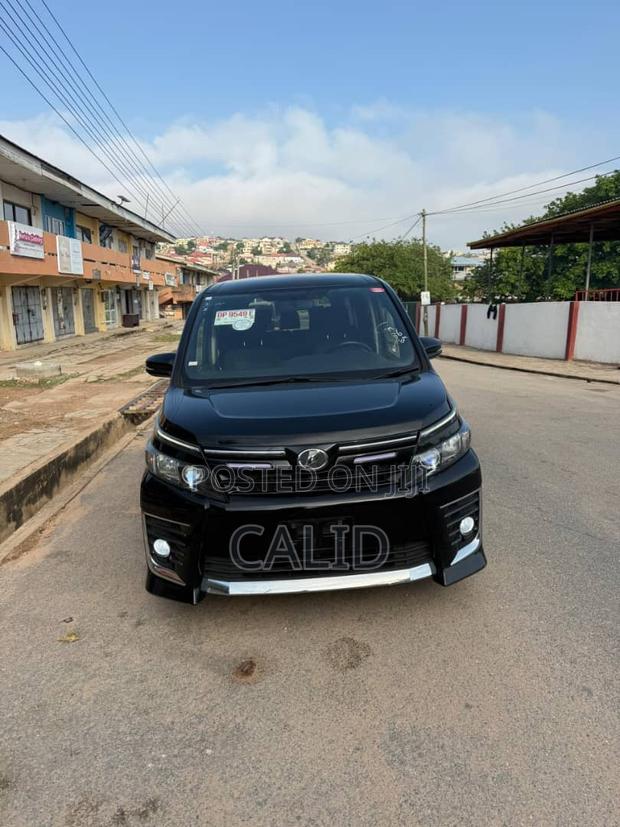 Toyota Voxy 2016 White photo 4