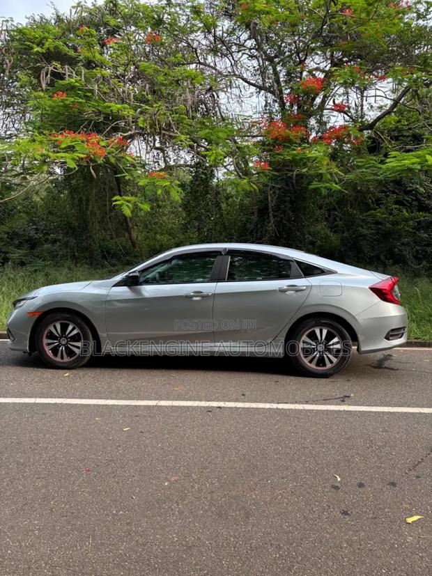 Honda Civic LX 2021 Silver