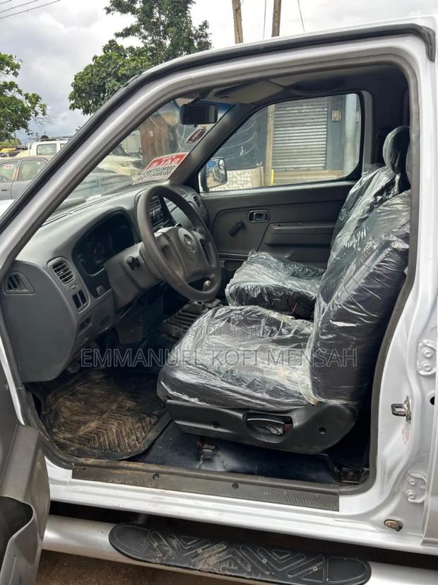 Nissan Pick-Up 2012 White · Photo 2